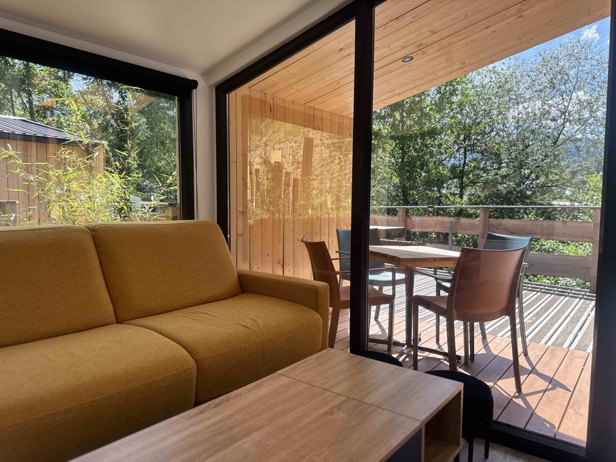 Salon Tiny House Cephee Gite Insolite Terrasse et Bain Nordique Alsace