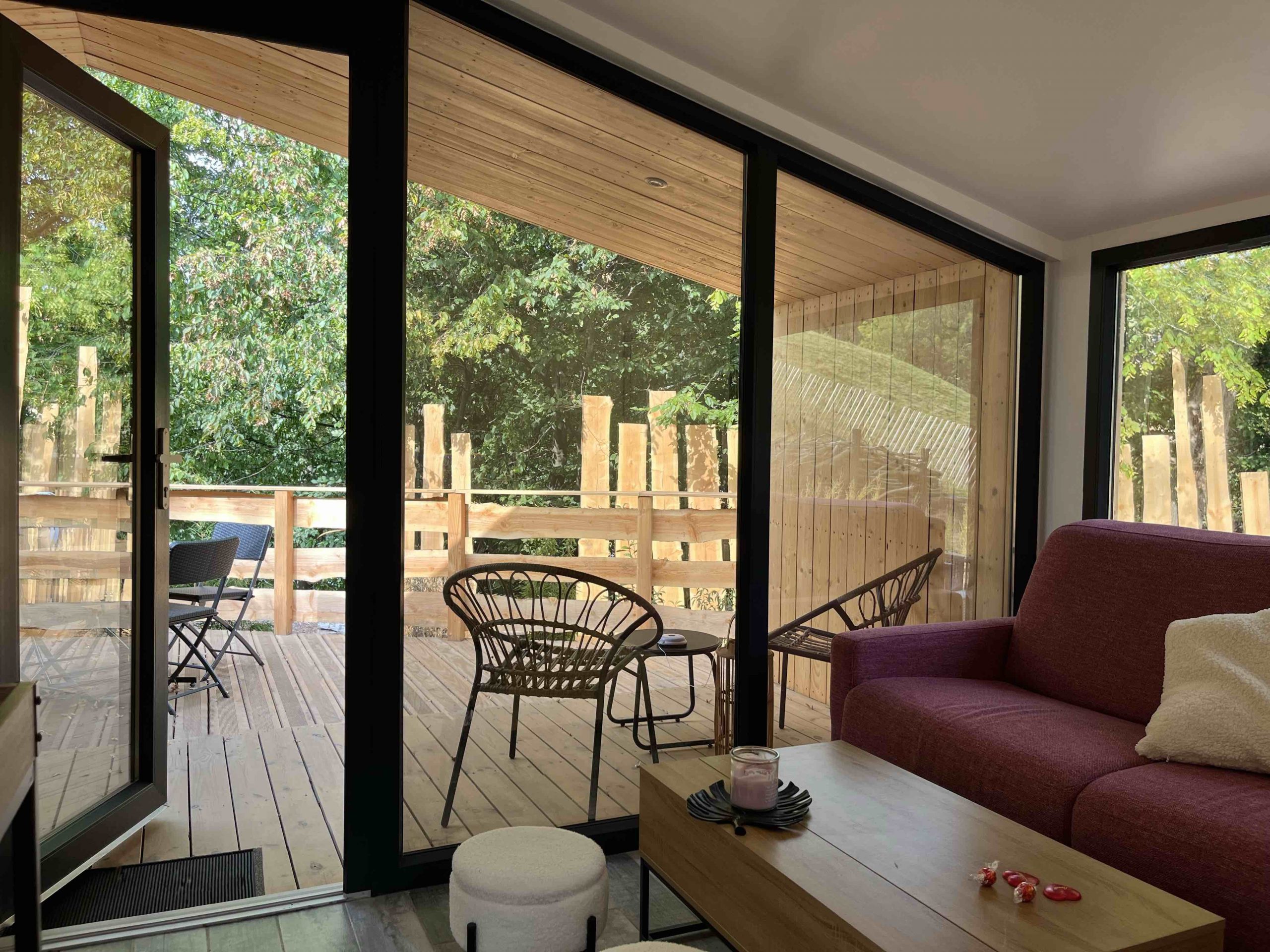 Salon Tiny House avec vue nature